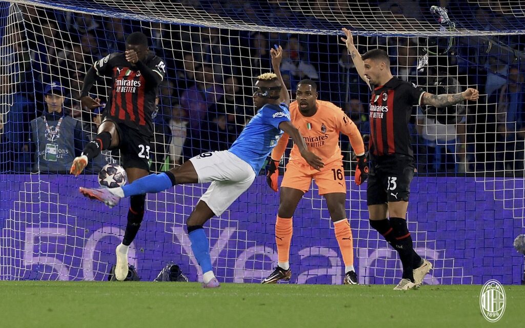 Милан обыграл Наполи по сумме двух матчей и проходит в полуфинал Лиги Чемпионов
